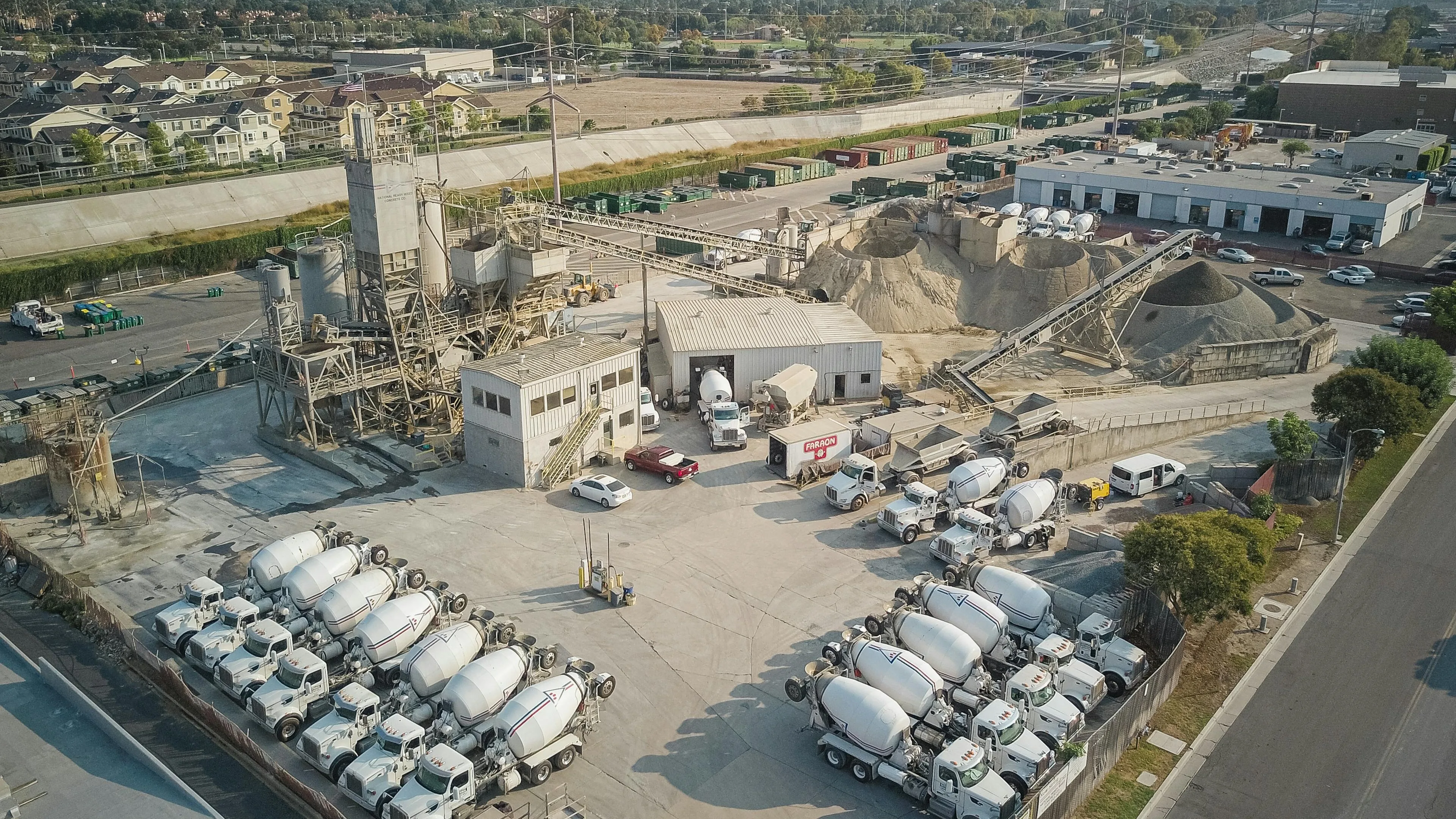 Wytwórnia betonu towarowego z gruszkami betonowymi